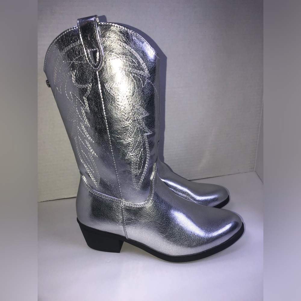 Steve Madden Silver Metallic Western Boots NWOT size 4